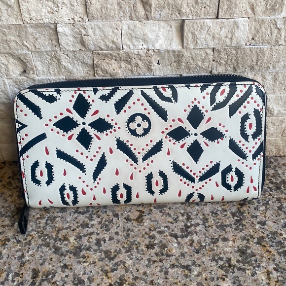 Louis Vuitton white, black, and red graphic wallet. Excellent condition. - Picture 2 of 7